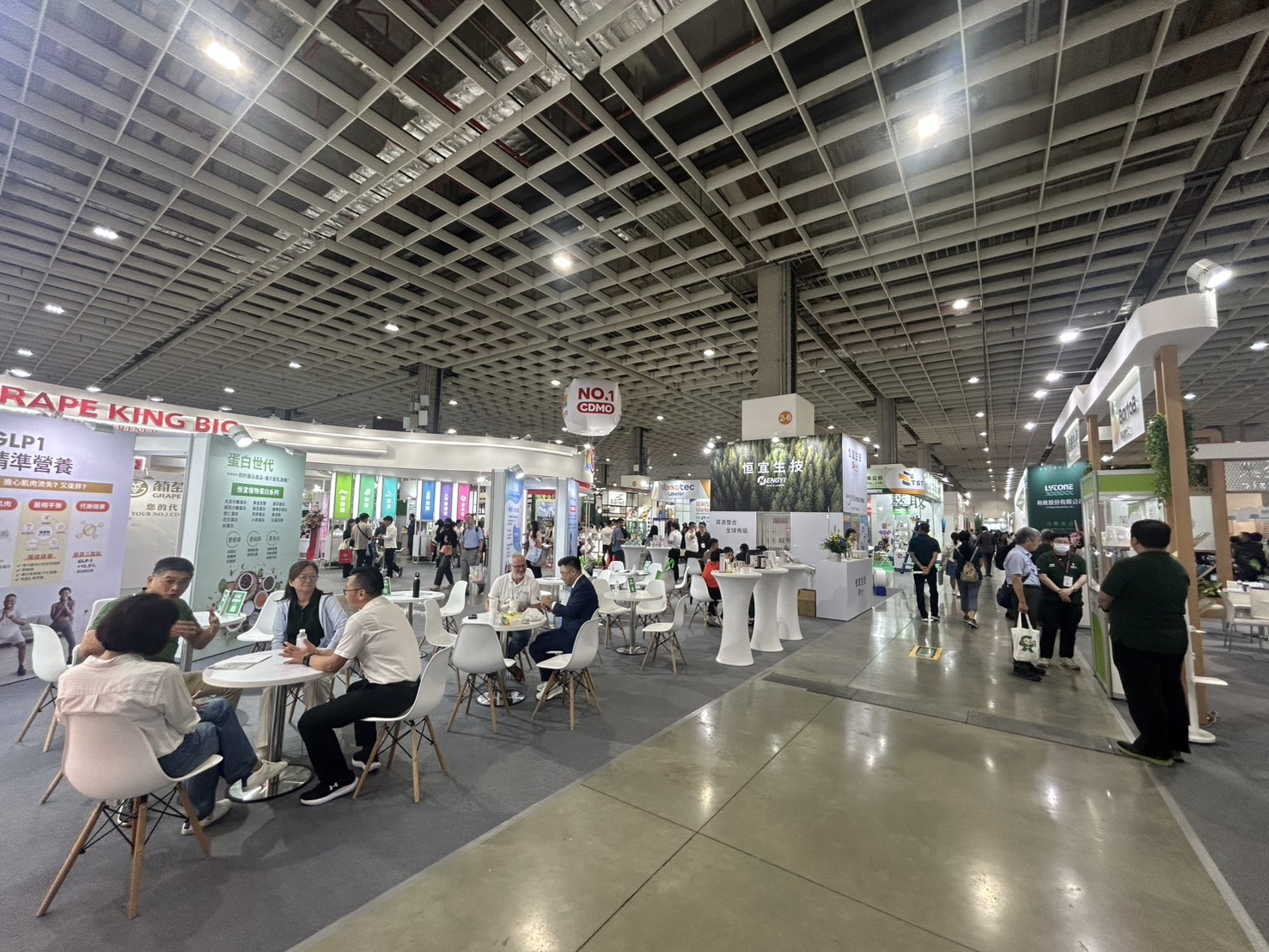 亞洲生技大展展場熱絡盛況，反映出台灣生技產業迎接國際 CDMO 訂單之熱度